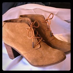 Women’s TOMS heeled ankle booties sz 9